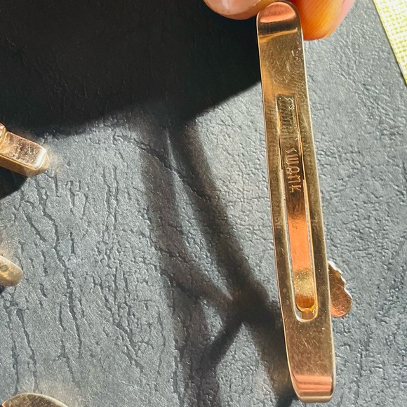 Swank salmon gold plated cufflinks with pearl stone and money clip - Picture 6 of 7